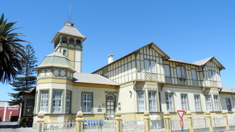 Woermann-Haus mit Bücherei